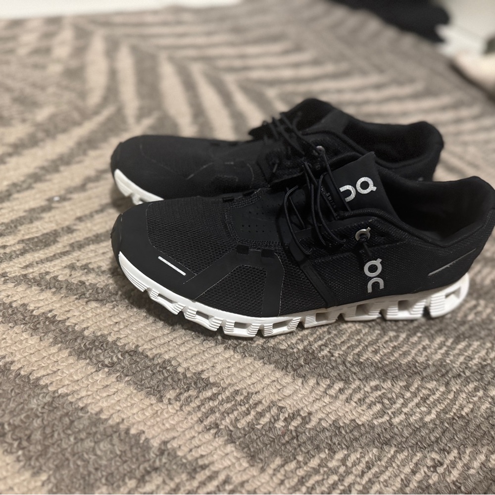 On cloud ladies 10.5 Black and White Athletic Sneakers